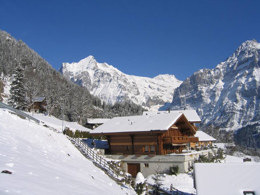 Chalet im Winter