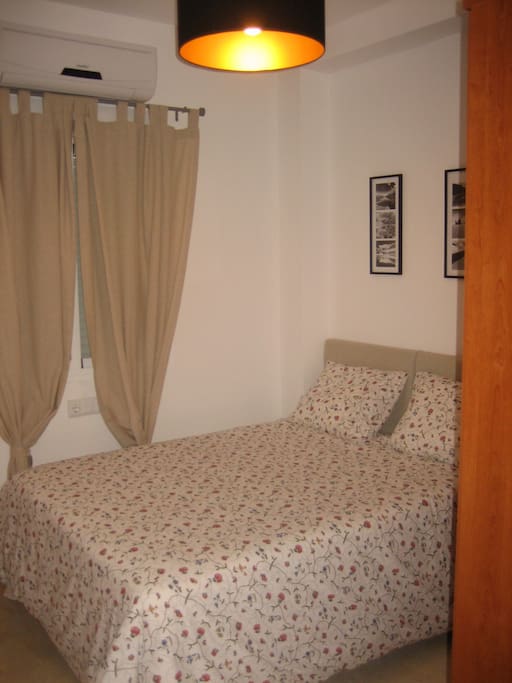 Dormitorio de matrimonio, climatizado y ventana exterior a patio propio, armario completo, colchón 135x190 cm viscolástica.