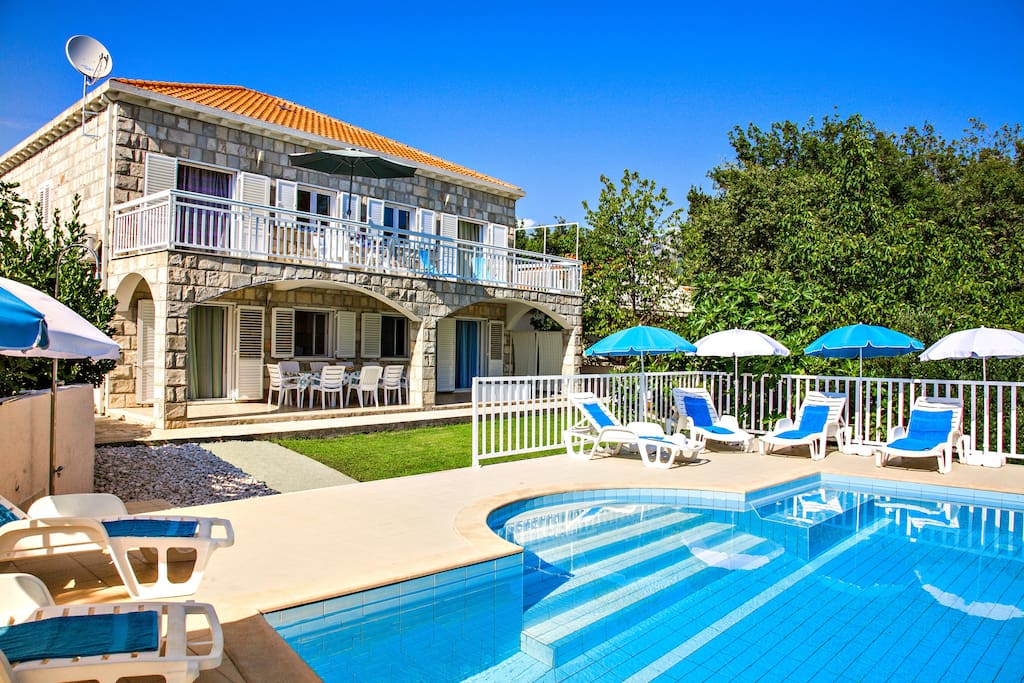 Villa with swimming pool