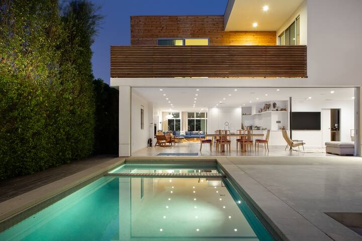 Private Modern Venice Compound with Pool/Spa gallery image 2