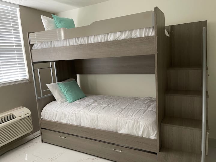 Chambre d'amis avec lit superposé