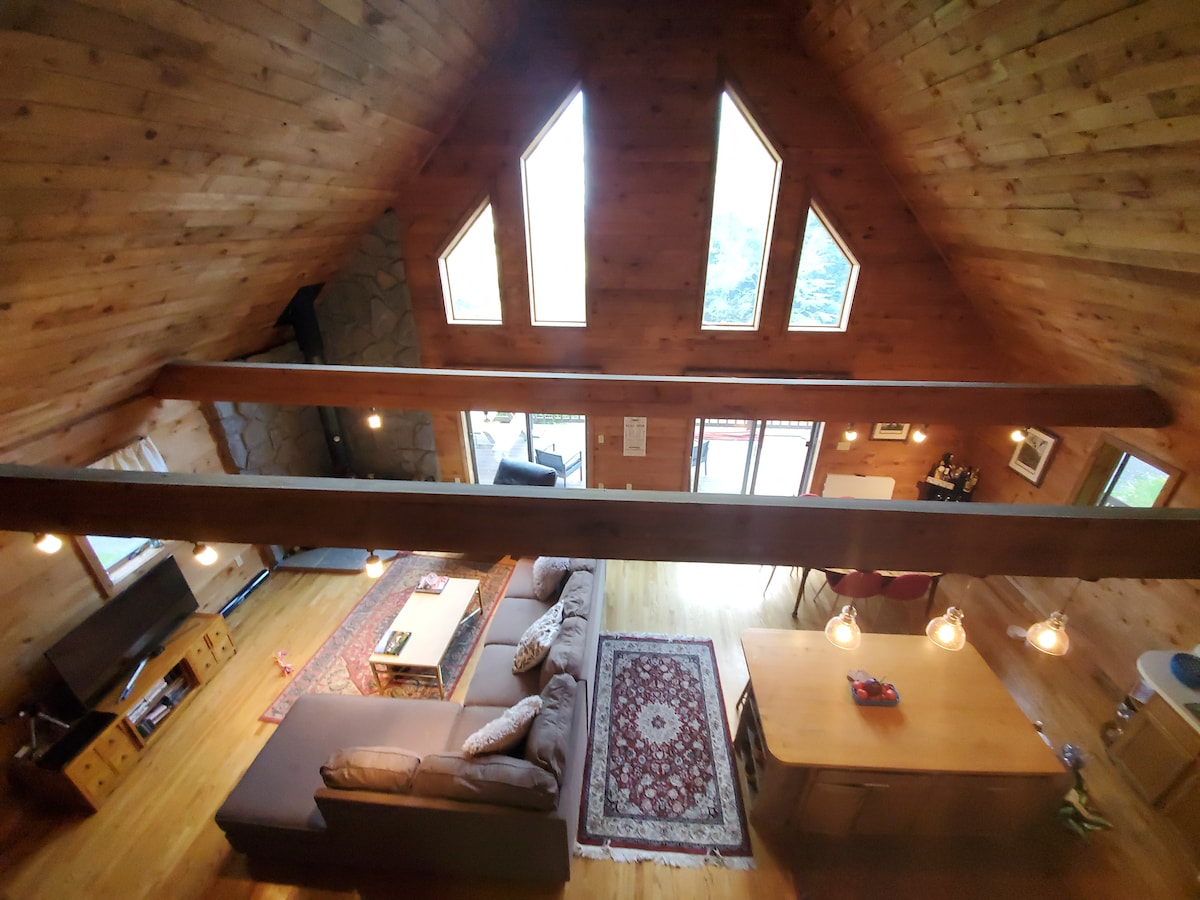 Con vistas a la sala de estar y a la cocina desde el loft de arriba.