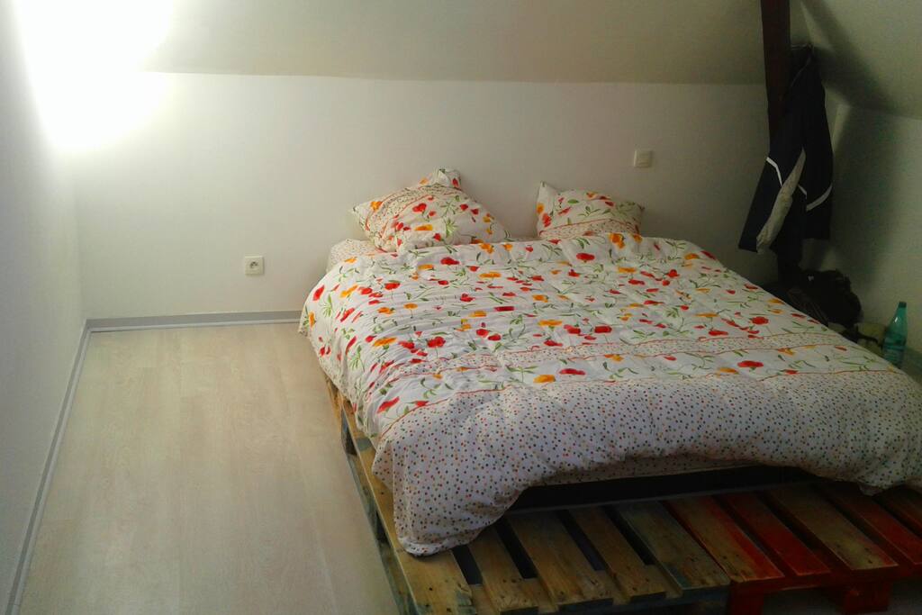 Matelas 160x200x26 à mémoire de forme sur palettes de récup :-)