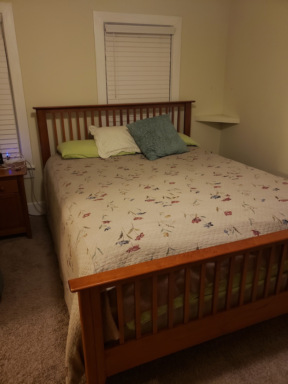 Posteľná bielizeň a stolička v hlavnej spálni