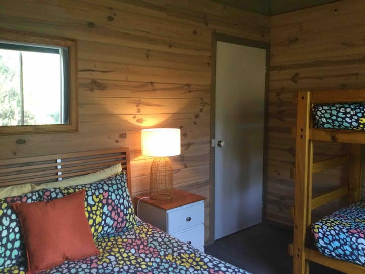 Оваа спална соба на горниот кат има брачен кревет (широк 150-179 см) и кревети