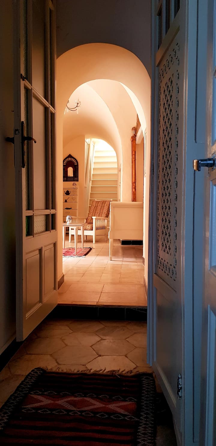 След това през този малък коридор,  ние 
достъп от първия салон до втори малък престой
с изглед към 2 - ри вътрешен двор и 2 други тебешира