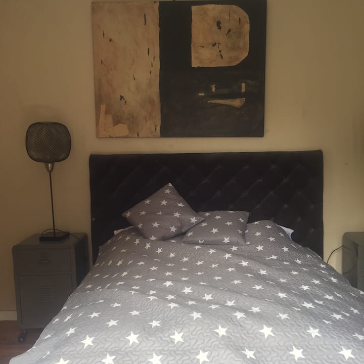 Საძინებელი ზემოთ, რომელიც საძილე ბაღს გადაჰყურებს 160