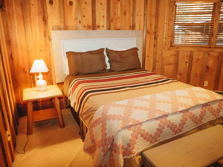 2 - ра спалня с двойно легло на основния етаж, която споделя баня „Джак и Джил “.