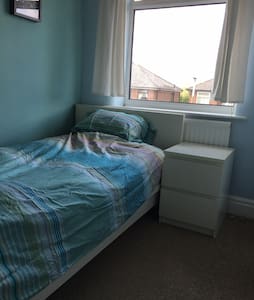 Single bed: 5mins:City, Country, Zoo & Racecourse!