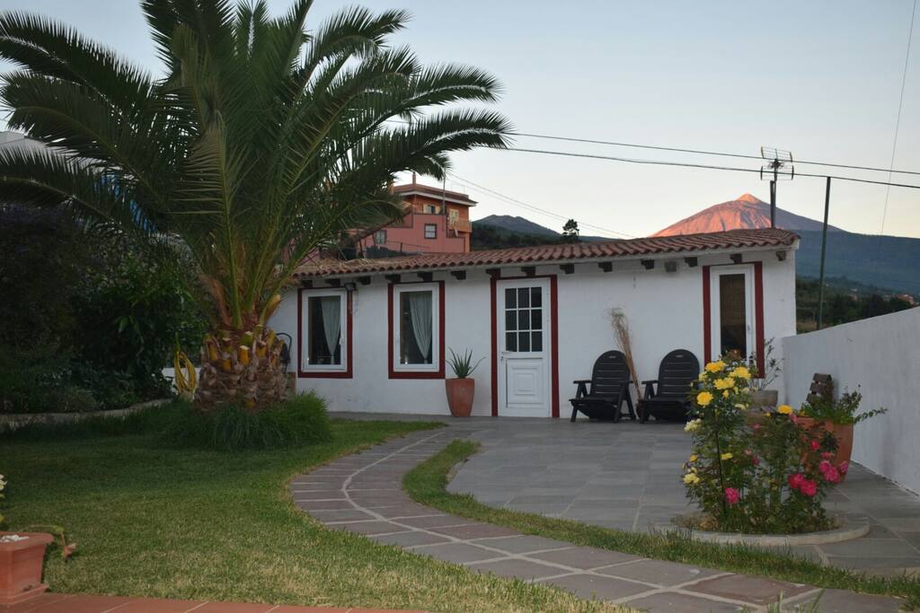 Jardín y terraza con barbacoa,vistas al volcán del Tedié y al océano Atlántico
