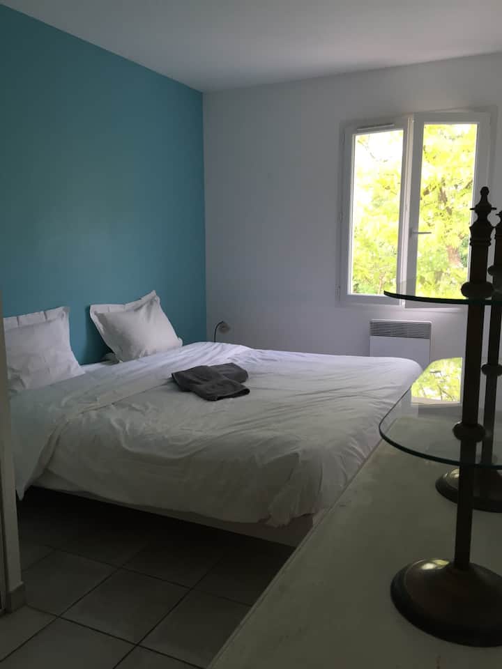 Quarto 1 no andar de cima . Cama KING size 180/180 ( separável em 2 camas ( 90/90 ) , se solicitado .