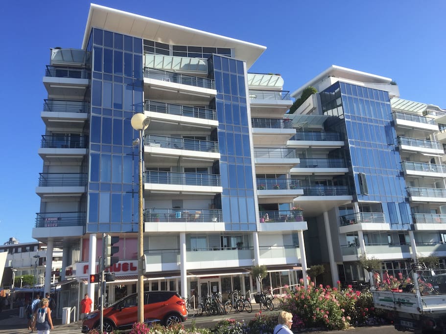 L'immeuble face à la mer. L'appartement se trouve sur la gauche au 1er étage.