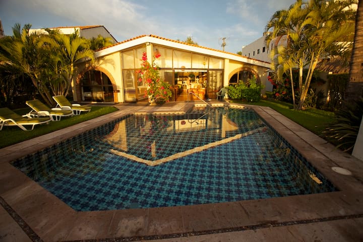 Entire home with 3 bedrooms in Manzanillo - Beachfront and natural light