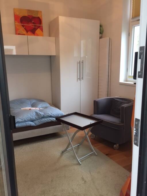 Schlafen: Designer - Bett mit Latexmatratze, Bettwäsche vorhanden, Fernseher