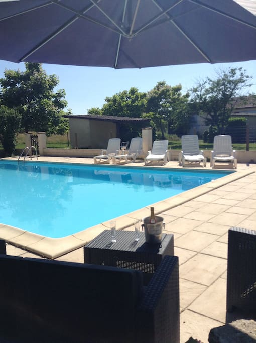 5 Sun beds Plus poolside furniture