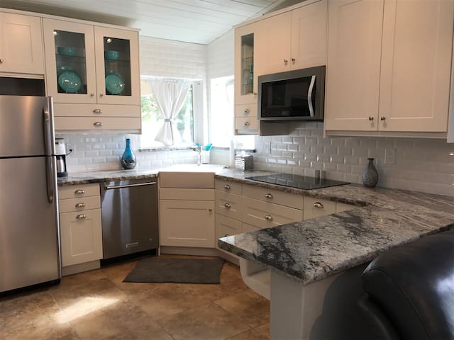 Charming private  Casita minutes to Old Town