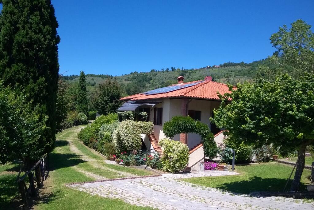 La casa si trova in posizione tranquilla e isolata