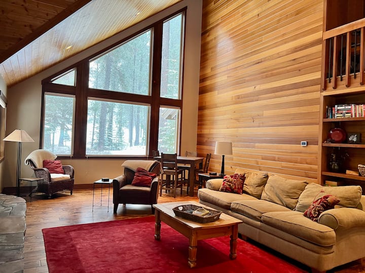 Bbr Golf View Home With Grand Fireplace & Hot Tub - Black Butte Ranch, OR