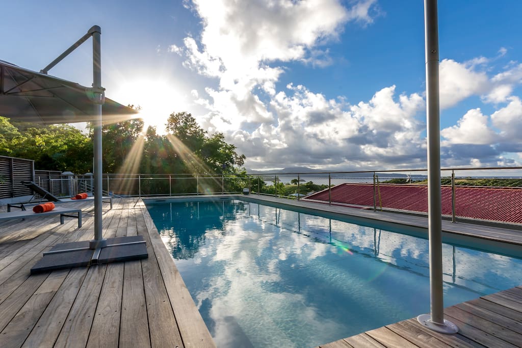la montagne pelé au coucher du soleil depuis la piscine