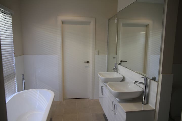 The Carnarvon Luxury Canal Home gallery image 5