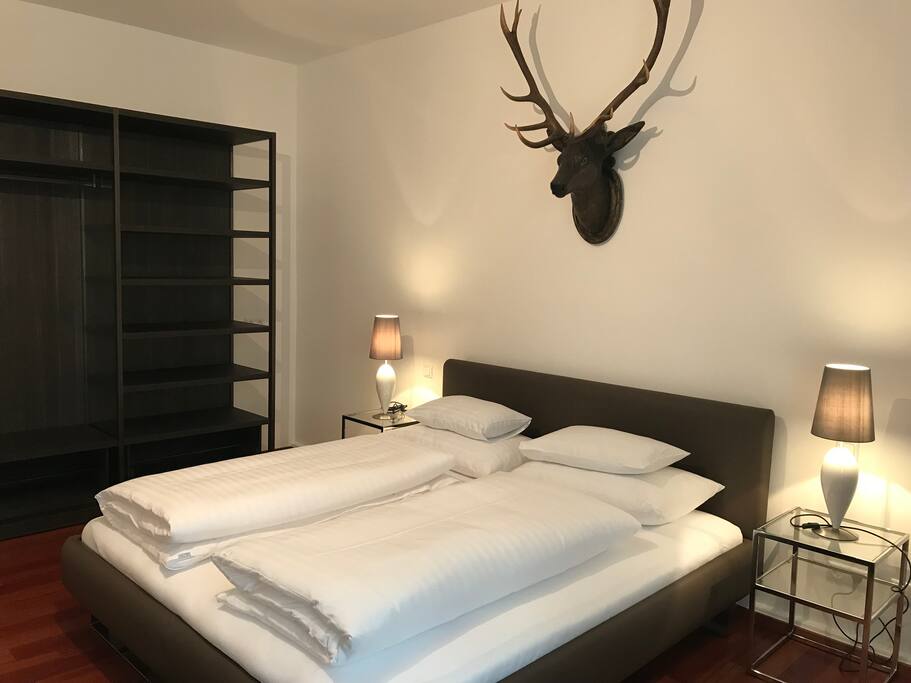 Schlafzimmer 1