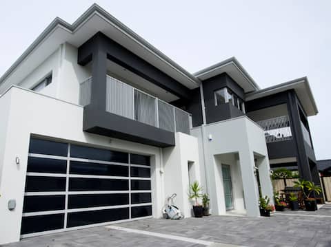 Luxury Ground Floor Executive Apartment SouthPerth