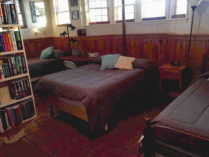 ห้องนอน “ห้องใหญ่ ”: เตียงควีนไซส์และเตียงแฝด 2 หลังฟูกนอนเสริม 1 หลัง