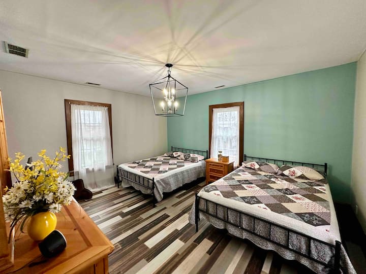 Predná spálňa s 2 manželskými posteľami, komoda, televízor a krásna bambusová podlaha 