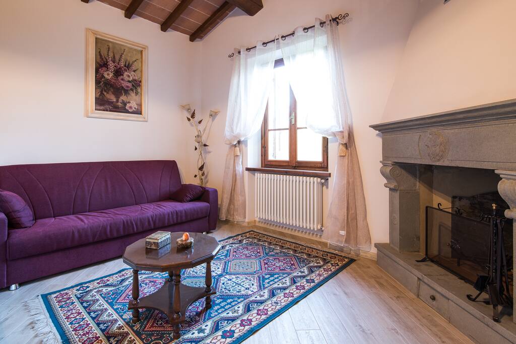 soggiorno-camino-divano letto