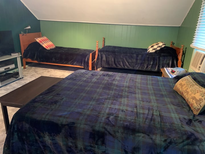 Habitación con cama grande