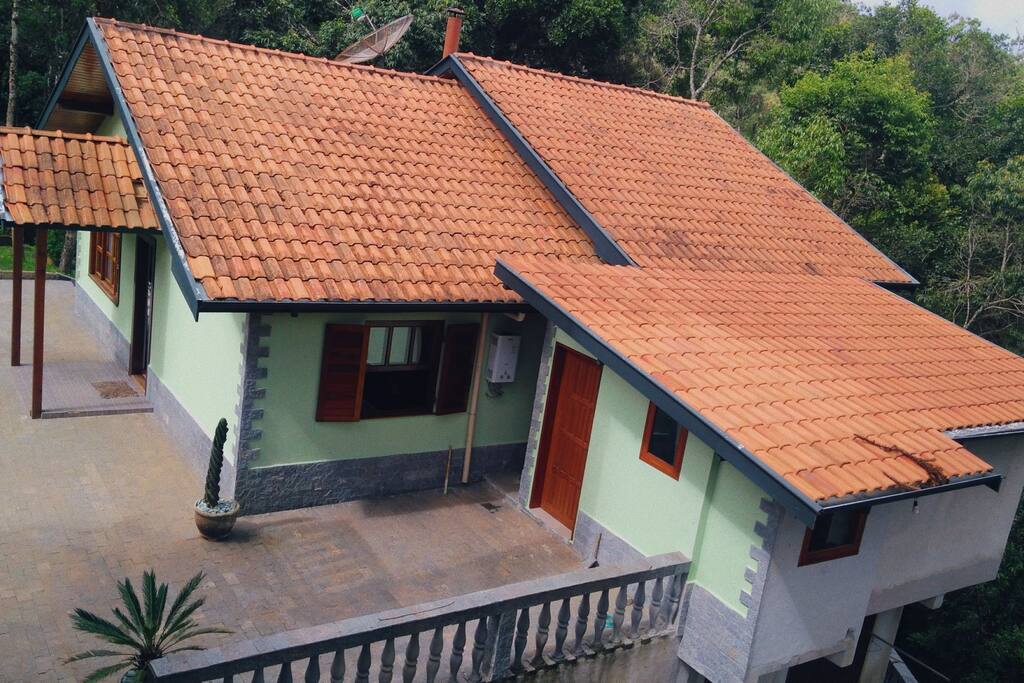 casa vista pelo deck do quiosque da casa