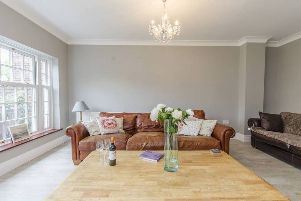 "Simone is a first rate host. The property is a stand alone 5 bedroom (!) house (accurately pictured) a 10 minute walk to Ealing, which has several excellent restaurants and stores with anything you want. Ubers were available within 5 minutes. We traded the quiet and bucolic setting for some Uber rides of perhaps 35 minutes to downtown locations." Ken