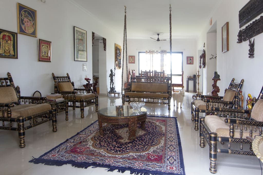An indication of the size and layout of the living and dining areas