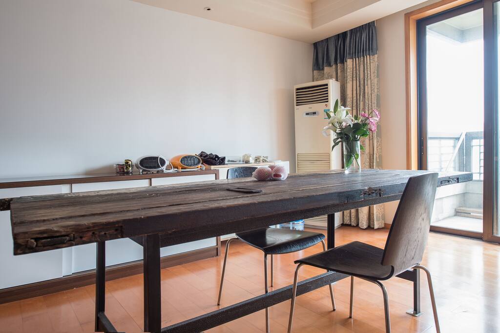 Living room with a desk decorated with a half old front door gate / 用近代大家的木门做成的实木桌