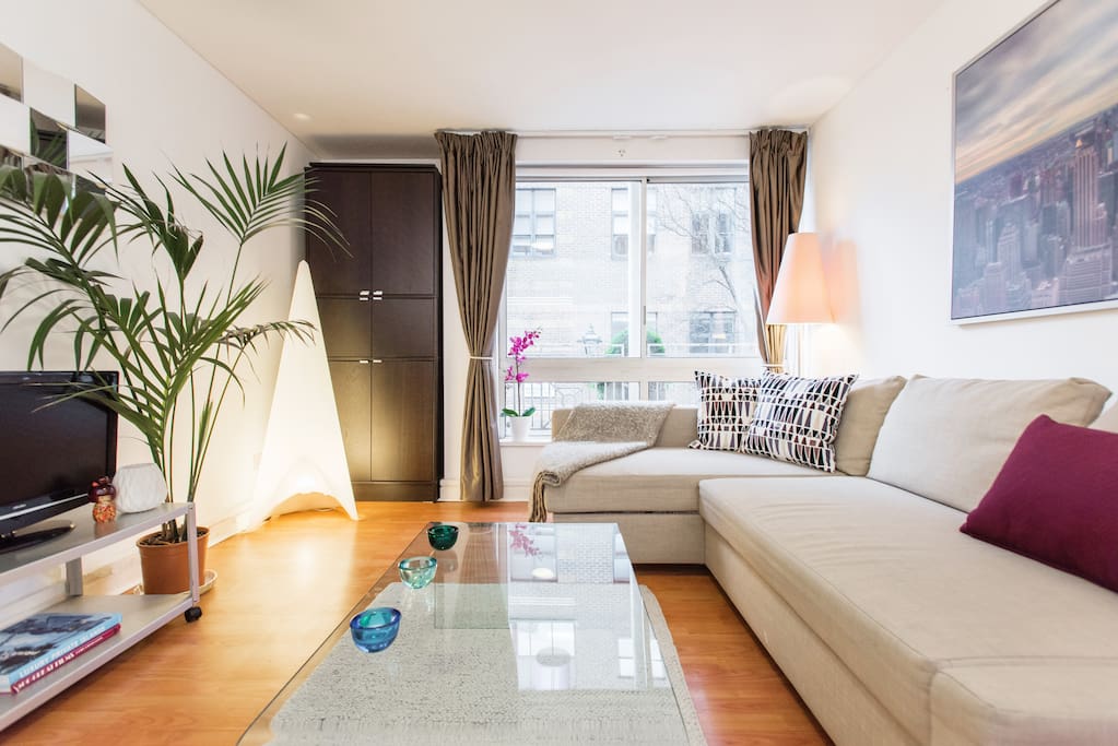 Open plan lounge. Overlooks tree-lined street full of cafes. Cable TV and fast broadband wifi included.