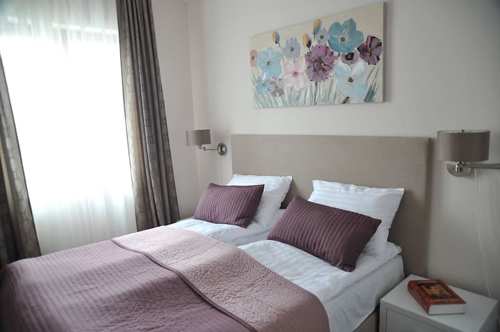 Ak ste fanúšikom čítania pred spaním, mobilná lampa nad posteľou je pre vás ideálnym riešením.