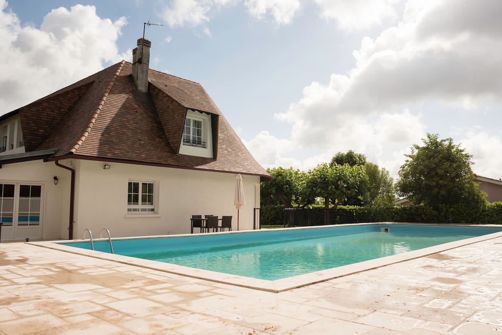Terrasse extérieur de plus de 100m2 et piscine de 15m