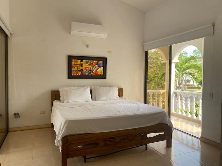 Chumba kikuu cha kulala chenye bafu la kujitegemea na roshani. 