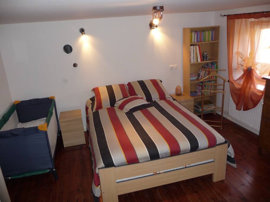Grande chambre à coucher, un lit 2 personnes, 1 lit une personne, 1 lit bébé sur demande sans supplément.