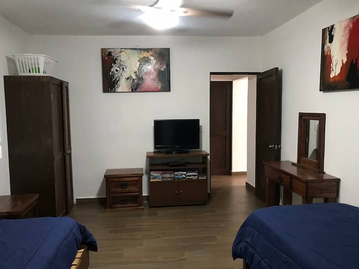 卧室。2.带一张单人床和电视的卧室。 DVD 和独立卫生间
炎热☃️/寒冷的天气  