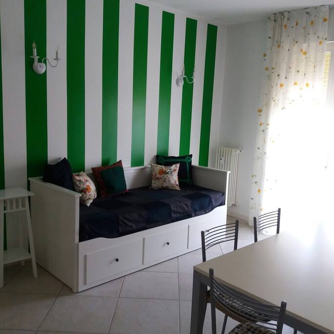 divano letto matrimoniale nel soggiorno