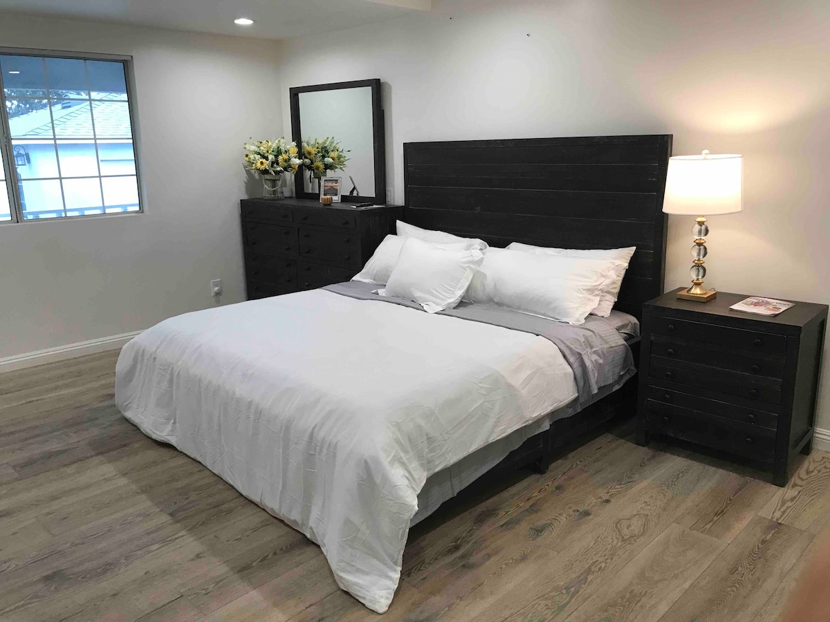 Hoofdslaapkamer met eigen badkamer
	•	Massief houten kingsize bed
	•	Sealy Posturepedic 14inch stevig matras
	•	Kristallen nachtlamp
	•	55inch smart-tv
	•	Een gezellige en stijlvolle ruimte ingericht voor comfort. 
      ⭐️ ⭐️ ⭐️ ⭐️ ⭐️ 