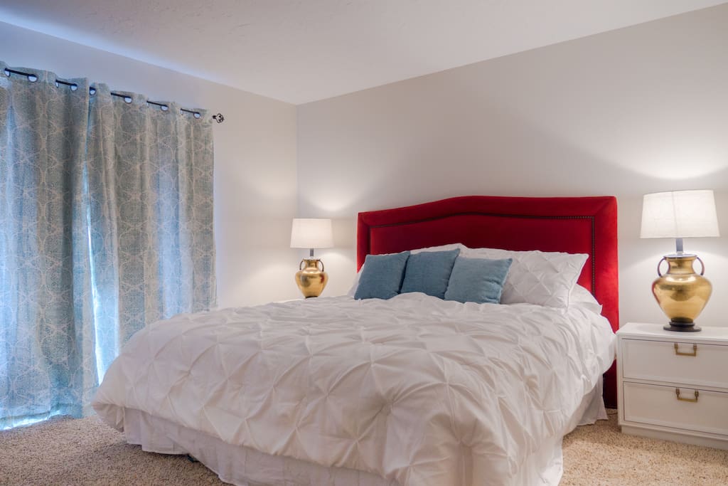 Master Bedroom -Cozy up in the nice king size bed, with access to large patio with Mountain Views.