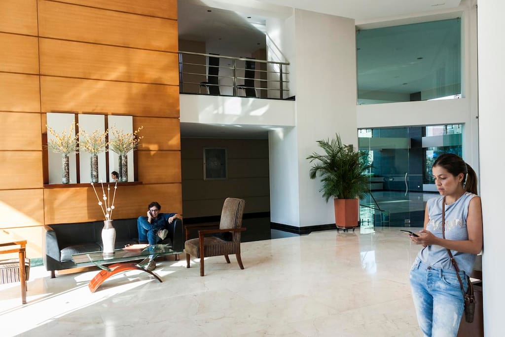 El edificio cuenta con un hermoso lobby.