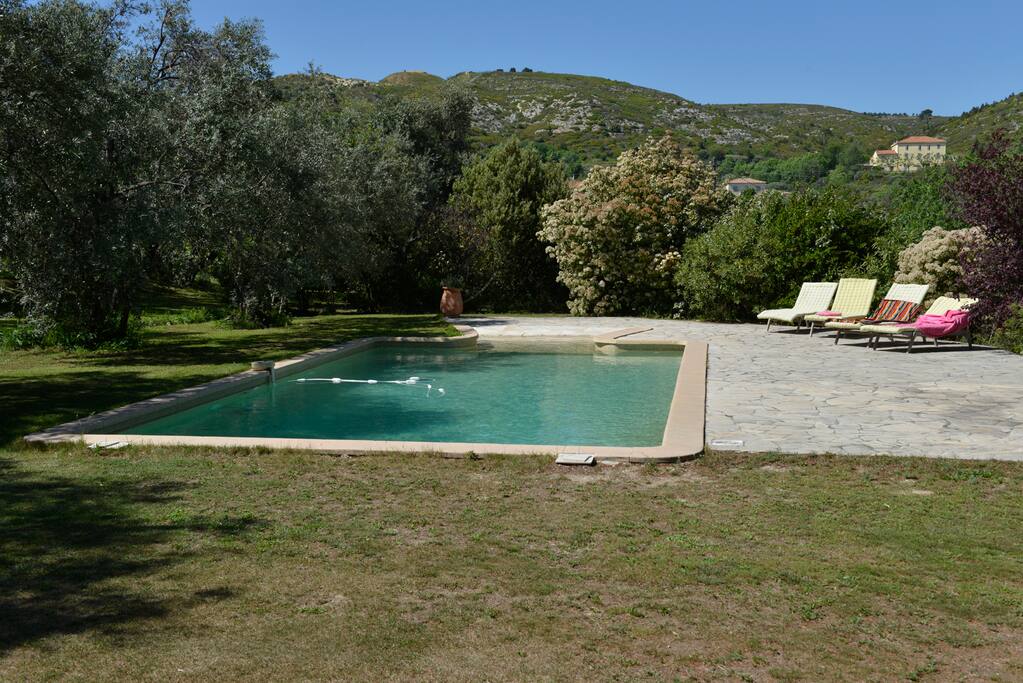 La piscine qui donne sur les collines de Mrseille