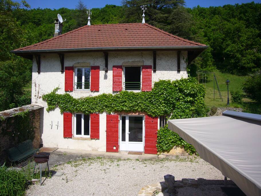 jardin avec terrasse ombragée et balançoire