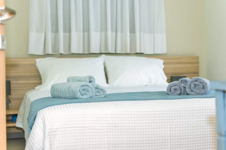 Ჩვენი ლურჯი საძინებელი სააბაზანოთი