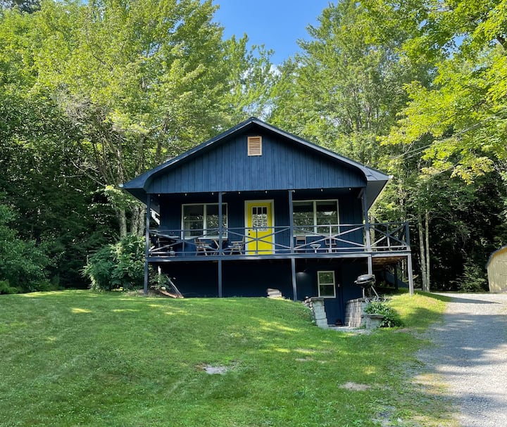 Cozy Blue Cabin in the woods, walk to Tannersville Cabins for Rent in Tannersville, New York