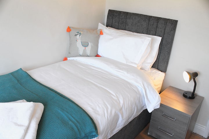 ห้องนอน 3 พร้อมเตียงเดี่ยวและวิวสวยงาม