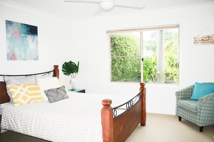 Dhoma "Queen" në katin e poshtëm është një oaz privat me hyrje private në oborr, një shëtitje në gardërobë dhe televizor.  